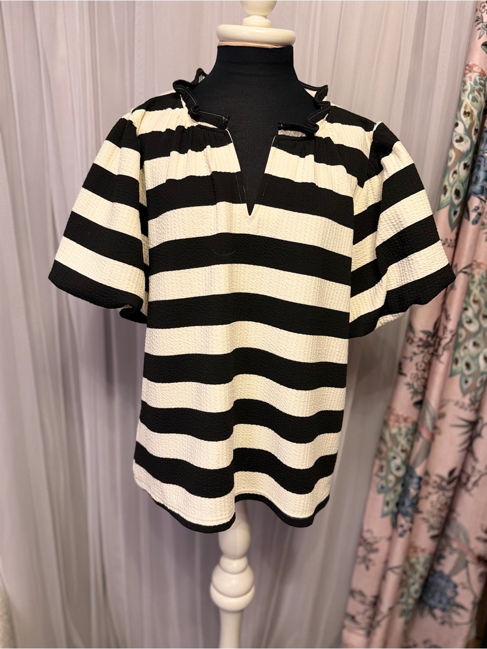 BIBI Black & Ivory Striped Textured Ruffle Neck Top Size Large